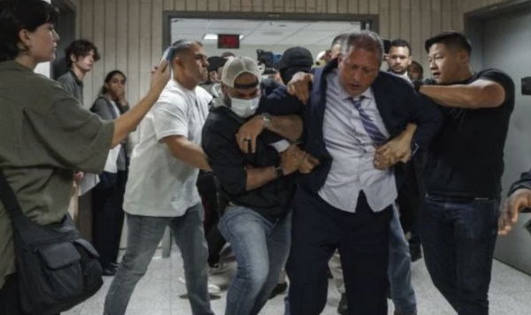 Contralor de Nueva York es arrestado frente a tribunal de inmigración