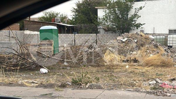 Persisten condiciones deplorables en obra abandonada en la colonia San Felipe