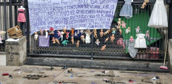Madre protesta en Segob para acusar que militares abusaron sexualmente de su hija