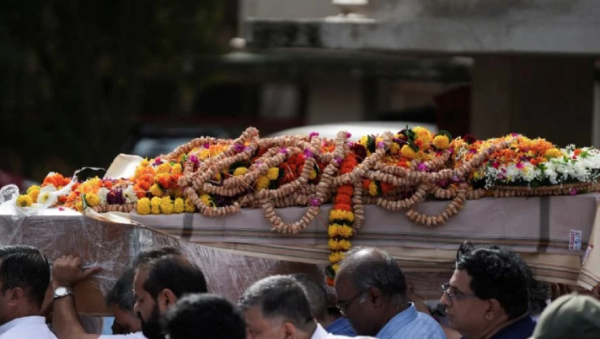 Dan de alta al sobreviviente del accidente de Air India; asiste al funeral de su hermano con quien viajaba