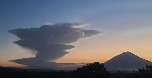 Volcán en Indonesia entra en erupción; cancelan decenas de vuelos y evacúan aldeas de la zona de peligro