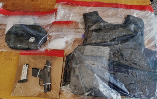 Aseguran agentes de la DSPM cristal, arma y un chaleco táctico en Riberas de Sacramento