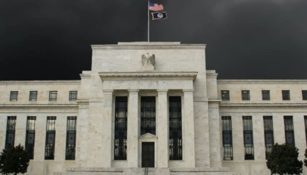 Fed mantiene los tipos de interés en un rango de 4.25% a 4.5%; anticipa dos recortes este año