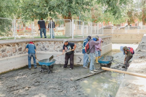 Dirección de Servicios Municipales realiza rehabilitación y limpieza del estanque en el parque infantil en Camargo