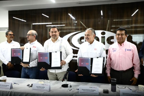 Firma Presidente Municipal Cruz Pérez Cuéllar convenio con INFONAVIT para donación de terrenos