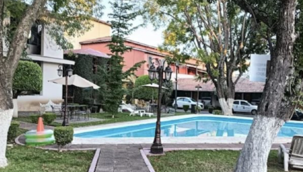 Hallan muertos en hotel de Morelia a dos niños de 10 y 12 años; sospechan de su madre