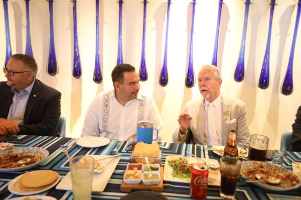 Se reúne alcalde Cruz Pérez Cuéllar  con autoridades del Condado de El Paso Texas