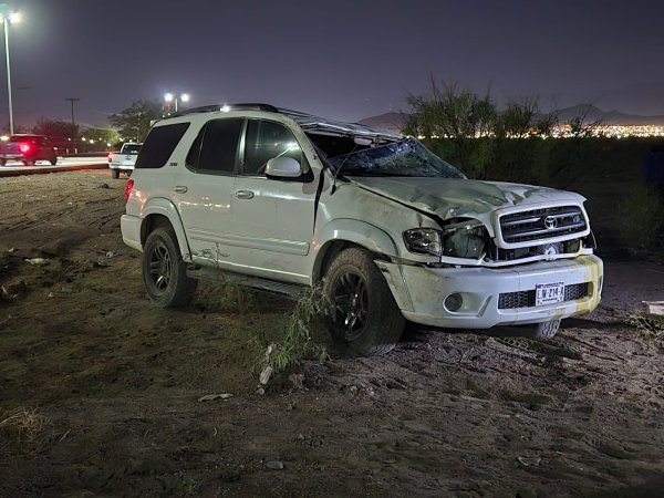 Vuelca camioneta en la avenida Equus; tres personas resultan lesionadas