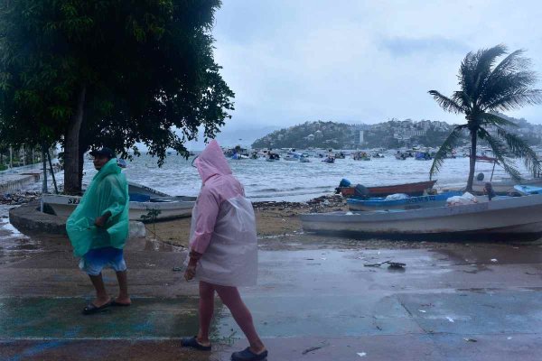 Suspenden vuelos en el Aeropuerto de Acapulco, Guerrero, por huracán Erick