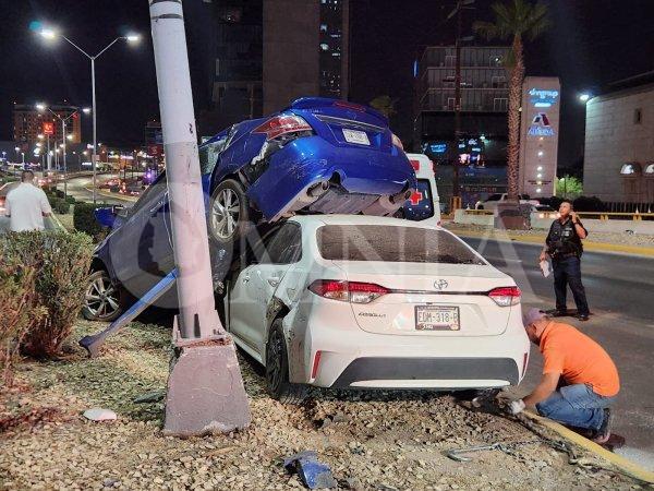 Tras accidente inusual Nissan Altima termina sobre un Toyota Corolla