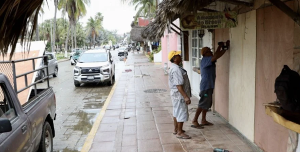 Activan alerta roja en Oaxaca y Guerrero por huracán 