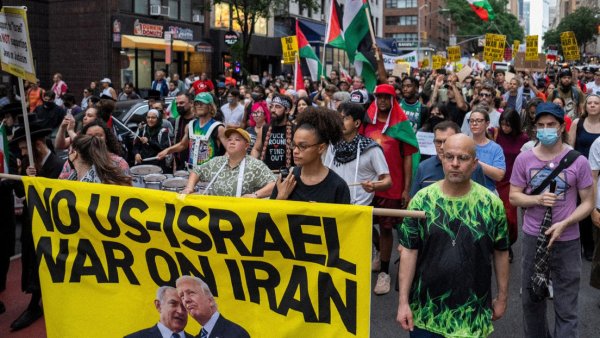 Protestas en contra de la guerra con Irán se toman las calles de EU (videos)