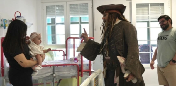 Jack Sparrow visita hospital infantil: Johnny Depp sorprende a niños de Madrid vestido como pirata