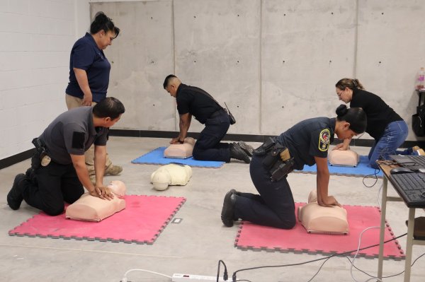 Capacitan a policías municipales y bomberos en atención médica para primeros respondientes