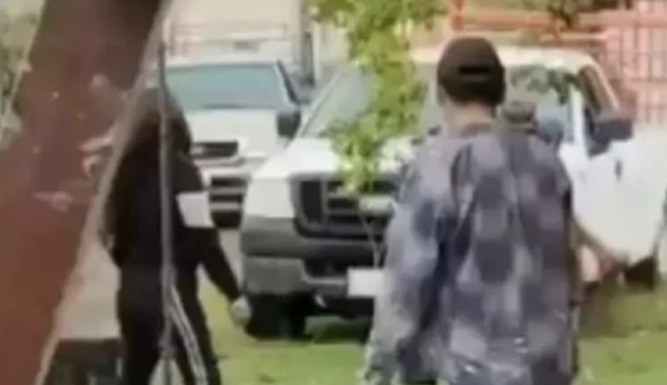 Hombre dispara y embiste a dos mujeres tras pelea por terreno