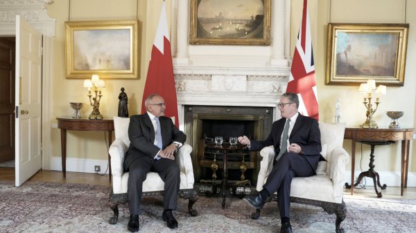 Ministro británico y príncipe de Baréin coinciden en estrechar relaciones con Oriente Medio