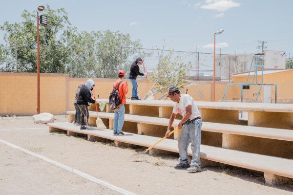 Trabajan cuadrillas de Servicios Municipales de Camargo en mejorar la imagen urbana con limpieza y mantenimiento de espacios público