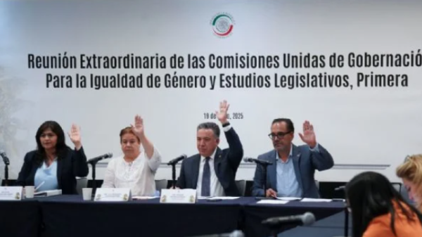 Avalan izar bandera nacional en fechas conmemorativas de mujeres que han transformado México
