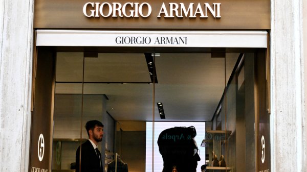Giorgio Armani, convaleciente, ausente en los desfiles de moda masculina en Milán