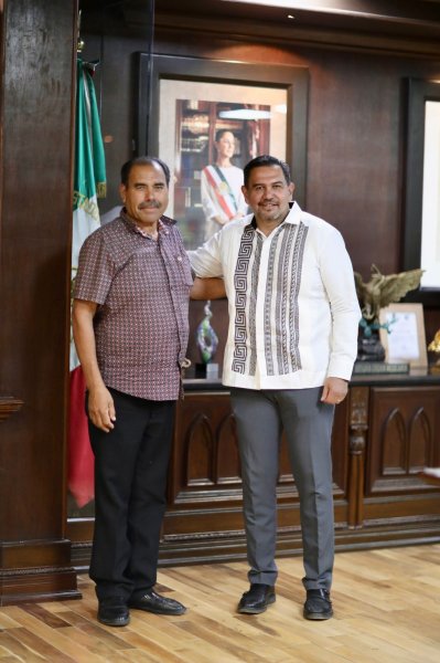 Recibe alcalde  Cruz Pérez Cuéllar a Presidente Municipal de Valle de Allende