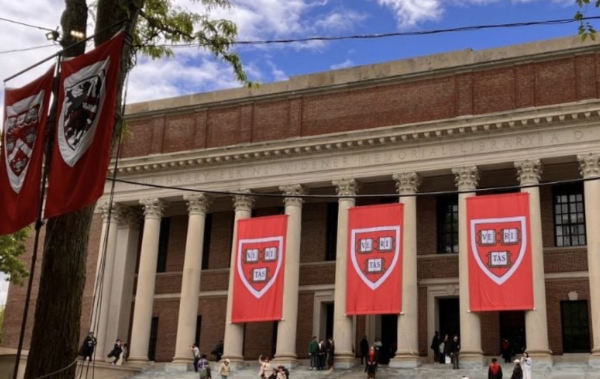 Trump anticipa posible acuerdo con Harvard la próxima semana