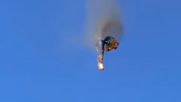 Globo aerostático con 22 personas a bordo se incendia en el aire y cae (video)