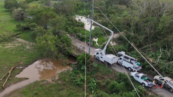CFE restablece servicio eléctrico a usuarios afectados por el huracán Erick