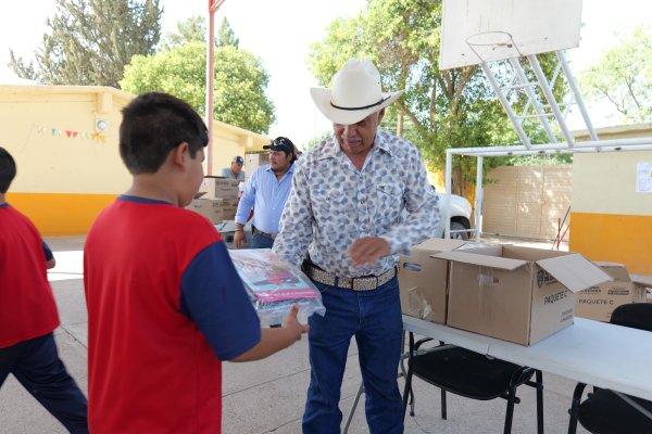 Diputado Arturo Zubía continúa cumpliendo con la niñez del Distrito XX: Entrega de útiles escolares en Jiménez