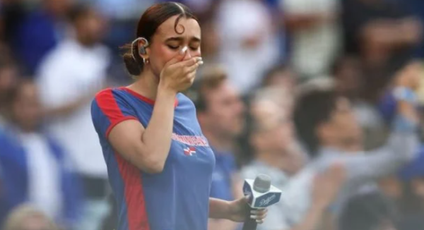 Cantante de raíces latinas interpretó el himno de EU en español como protesta contra el ICE (video)