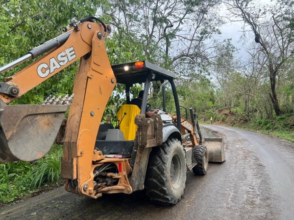 SICT intensifica trabajos para restablecer acceso en tramos carreteros afectados por huracán Erick en Guerrero y Oaxaca