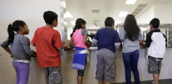 Niños traumatizados y sin agua limpia en centros de detención de Texas, dicen defensores