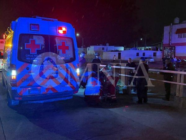 Jovenes localizan a sujeto inconsciente en la avenida Los Arcos; paramédicos lo trasladan a un hospital