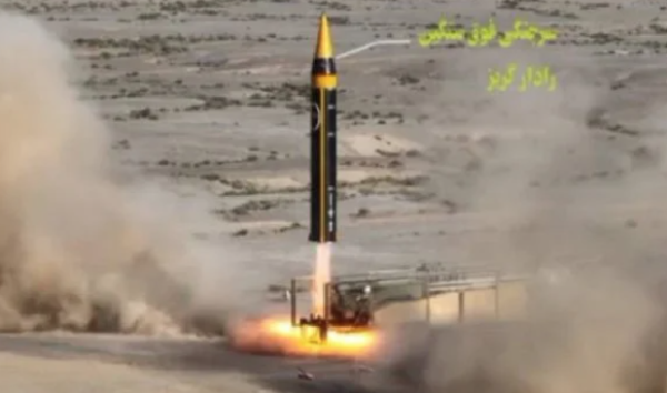 Irán lanza un nuevo misil balístico con 