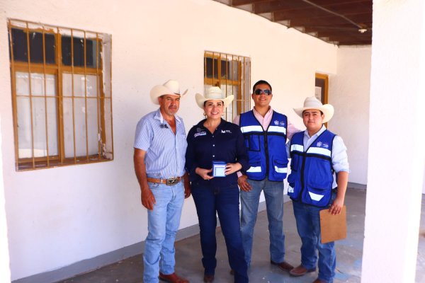 Acude Myrna Monge a zona rural para entrega de becas a estudiantes de nivel básico y medio superior