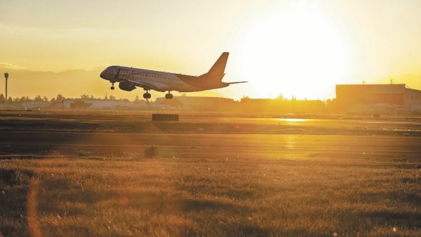 Aerolíneas se enfrentan a nueva crisis tras ataque de Irán a base de EU en Qatar