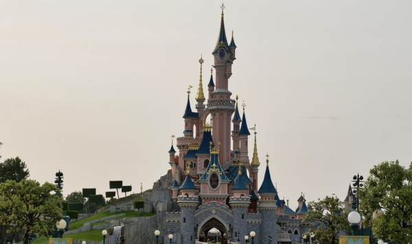 Hombre alquila Disneyland París para intentar casarse con una niña de 9 años