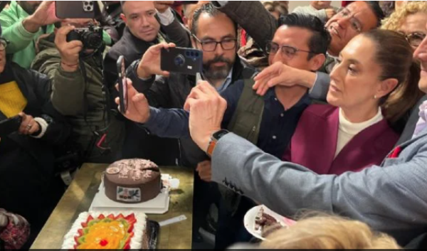 Con pasteles y “Las mañanitas”, Claudia Sheinbaum celebró su cumpleaños 63 en Palacio Nacional