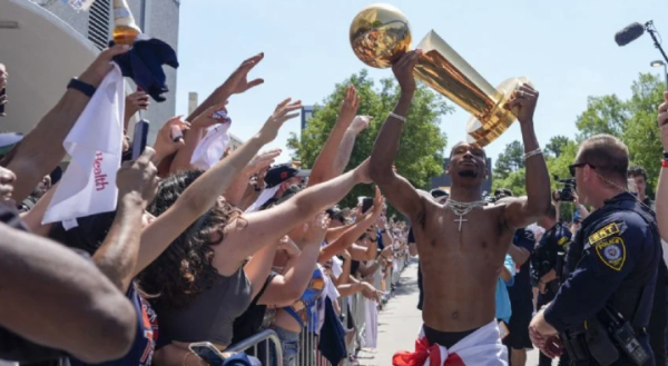 Miles de personas se vuelcan a las calles de Oklahoma City para celebrar el desfile del Thunder como campeón en la NBA