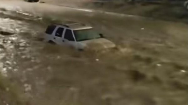 Lluvias azotan Ciudad Juárez; corrientes arrastraron autos