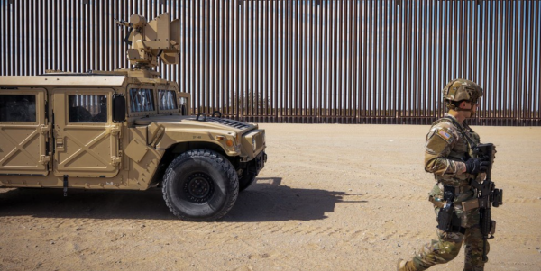 EE.UU. creará dos nuevas zonas militares en su frontera con México