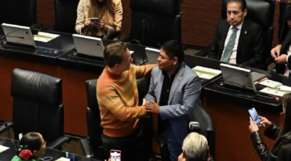 El cantante Erasmo Catarino toma protesta como senador del PVEM
