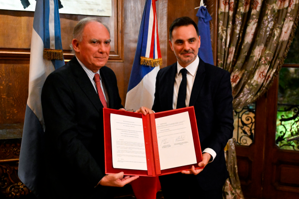Francia y Argentina firman acuerdo sobre minerales críticos