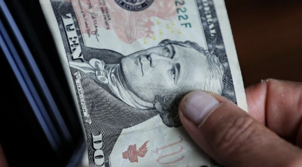 Senado de EU propone reducir impuesto a remesas de 3.5% a 1% en proyecto de ley fiscal de Trump