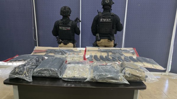 Asegura SWAT de la SSPE vehículo con placas sobrepuestas y arsenal en el municipio de Aldama