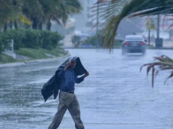 Huracán Flossie amenaza con ser categoría 2; lluvias torrenciales el martes en estas entidades