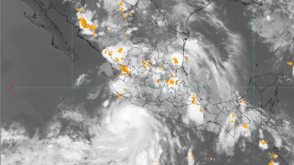 Flossie evoluciona a huracán categoría 1; se ubica a 220 km de Michoacán