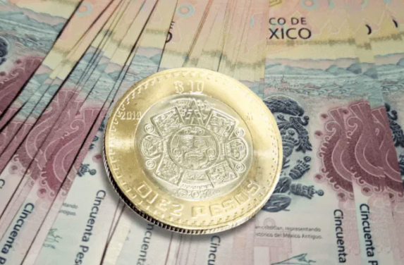 Peso abate los pronósticos y cierra bien la semana frente al dólar