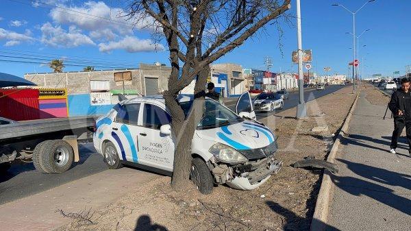 Pierde el control del volante y choca contra base de concreto en Paseos de Chihuahua