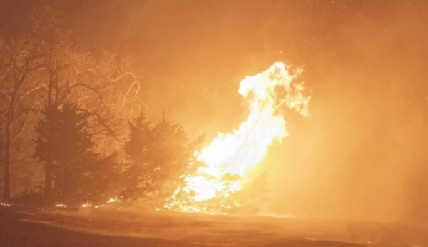 Sistema de tormentas en Estados Unidos deja cinco muertos y reaviva más de 130 incendios