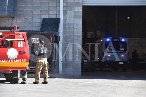 Sufre fractura de cadera tras ser prensado por vehículo contra la pared
